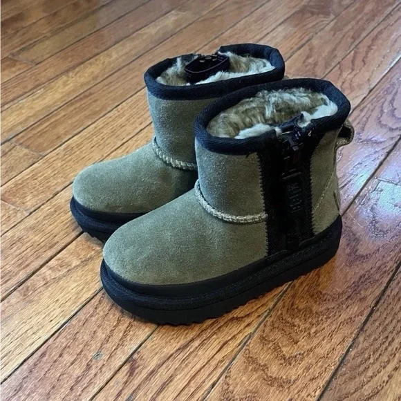 UGG Australia Classic Mini Zipper Tape Logo Boot in Olive 8C New without Box. - Picture 6 of 16